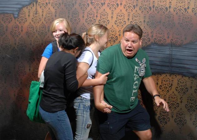 Fotos tomadas a quienes visitan la Casa del Horror Nightmares Fear Factory en Niagara Falls, Canadá, Lo que no se revela es la causa del espanto.