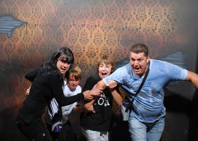 Fotos tomadas a quienes visitan la Casa del Horror Nightmares Fear Factory en Niagara Falls, Canadá, Lo que no se revela es la causa del espanto.