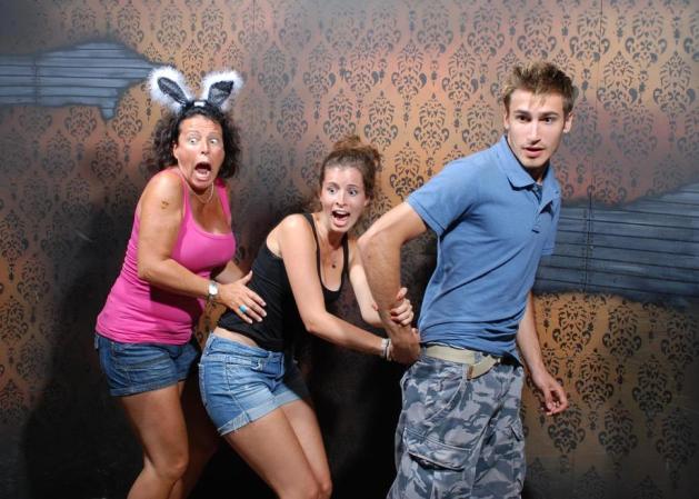 Fotos tomadas a quienes visitan la Casa del Horror Nightmares Fear Factory en Niagara Falls, Canadá, Lo que no se revela es la causa del espanto.