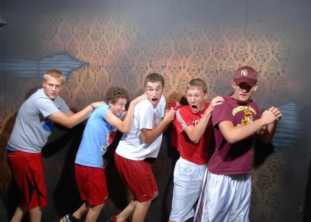 Fotos tomadas a quienes visitan la Casa del Horror Nightmares Fear Factory en Niagara Falls, Canadá, Lo que no se revela es la causa del espanto.