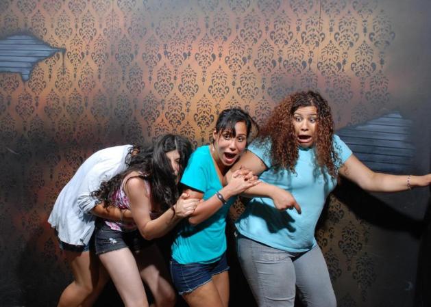 Fotos tomadas a quienes visitan la Casa del Horror Nightmares Fear Factory en Niagara Falls, Canadá, Lo que no se revela es la causa del espanto.