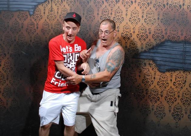 Fotos tomadas a quienes visitan la Casa del Horror Nightmares Fear Factory en Niagara Falls, Canadá, Lo que no se revela es la causa del espanto.