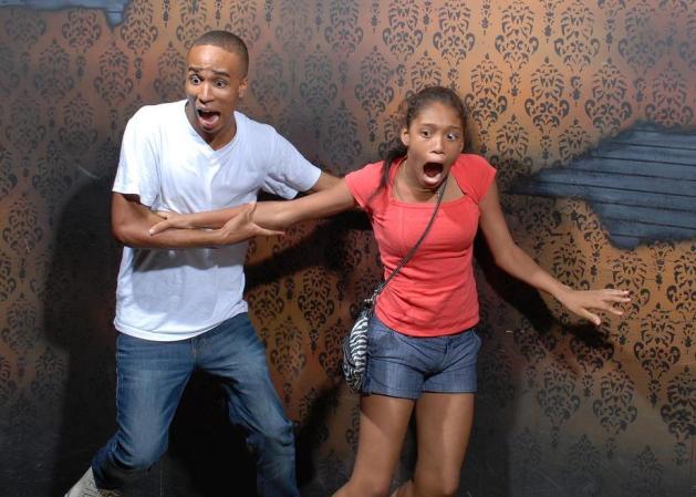 Fotos tomadas a quienes visitan la Casa del Horror Nightmares Fear Factory en Niagara Falls, Canadá, Lo que no se revela es la causa del espanto.