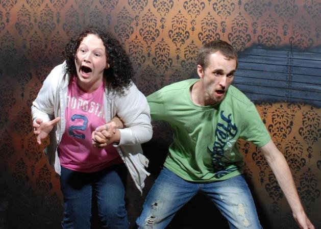 Fotos tomadas a quienes visitan la Casa del Horror Nightmares Fear Factory en Niagara Falls, Canadá, Lo que no se revela es la causa del espanto.