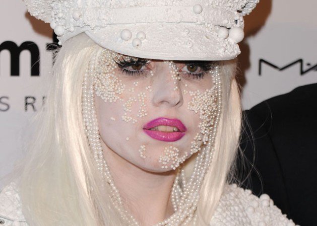 La intérprete de "Born This Way" se pintó de blanco y cubrió su rostro de perlas para un evento de una marca de cosméticos.