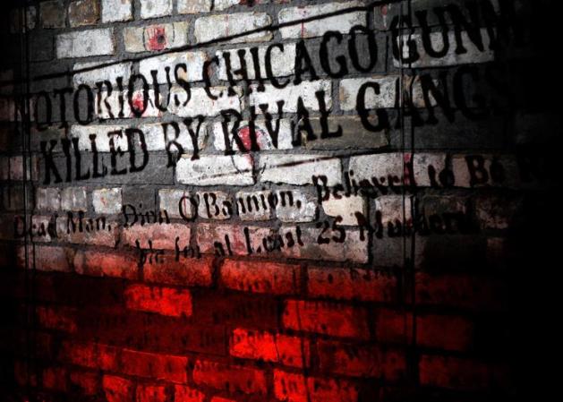 Parte del mismo filme, exhibido sobre el mismo muro donde fueron acribillados siete gangsters en el Día de San Valentín, Chicago 1929.