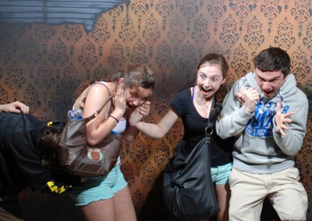 Fotos tomadas a quienes visitan la Casa del Horror Nightmares Fear Factory en Niagara Falls, Canadá, Lo que no se revela es la causa del espanto.