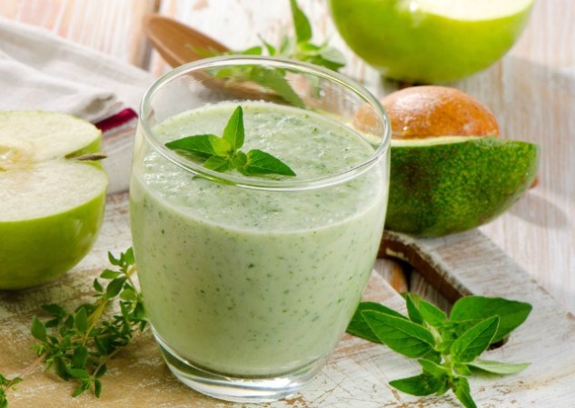 12. Smoothies verdes: Un batido bien elaborado, es decir, que integre hasta seis variedades de frutas y verduras para no dificultar la digestión, además de que sustituye un desayuno, te ayuda a disminuir la ansiedad.
