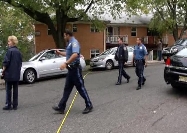 Un tiroteo en Nueva Jersey deja un charco de sangre y a tres muertos.