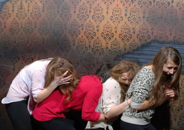 Fotos tomadas a quienes visitan la Casa del Horror Nightmares Fear Factory en Niagara Falls, Canadá, Lo que no se revela es la causa del espanto.