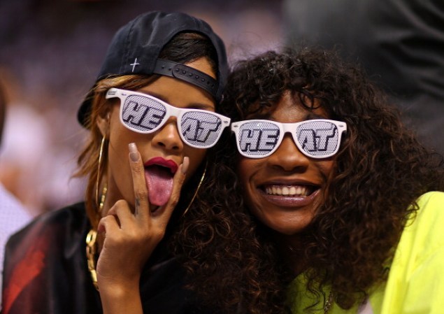 Rihanna con una amiga, en uno de los partidos del Miami Heat.