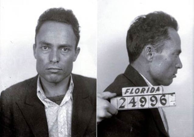 Giuseppe Zangara, un inmigrante italiano, con un odio feroz a los políticos y sus gobiernos. Zangara le disparó al presidente electo Roosevelt, pero le dio a Cermak y a otros cuatro. Antes de morir, Cermak le dijo a Roosevelt: "Me alegro de que fui yo en vez de tú".