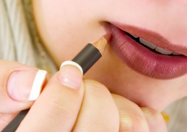 Esta tendencia nació en los 90’s, un error de la moda definitivamente. Siempre combina tu delineador con el color de tus labios.