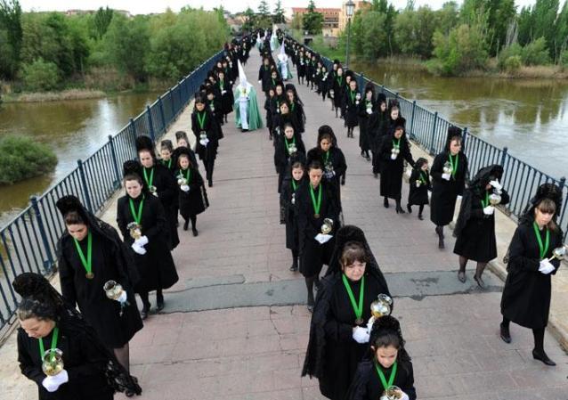 Jueves Santo en Zamora, España. Cofradía de la Virgen de la Esperanza cruzando el Puente de Piedra.