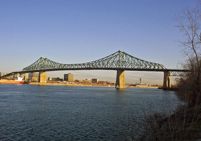 PONT JACQUES-CARTIER, MONTREAL, CANADA: Tiene contados 143 casos de personas que han saltado y muerto. En el año 2003 se levantaron unas barreras contra los suicidios.