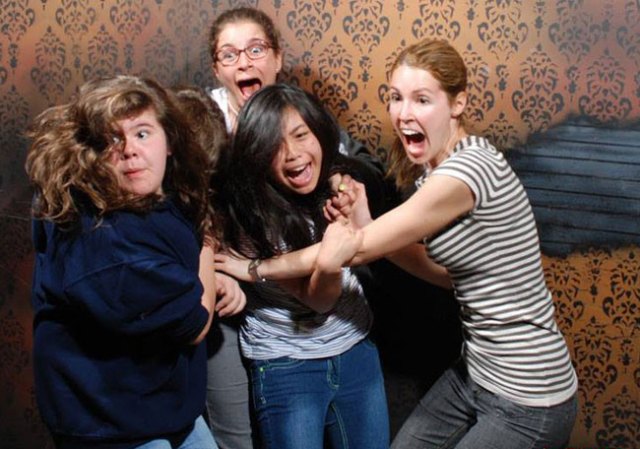 Fotos tomadas a quienes visitan la Casa del Horror Nightmares Fear Factory en Niagara Falls, Canadá, Lo que no se revela es la causa del espanto.
