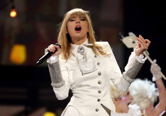 El 15 de Mayo de 2007, Swift cantó su canción “Tim McGraw” en los premios de la “ACM” (Academy of Country Music), donde se encontraba el cantante country con el que Taylor había dado nombre a su primer single.