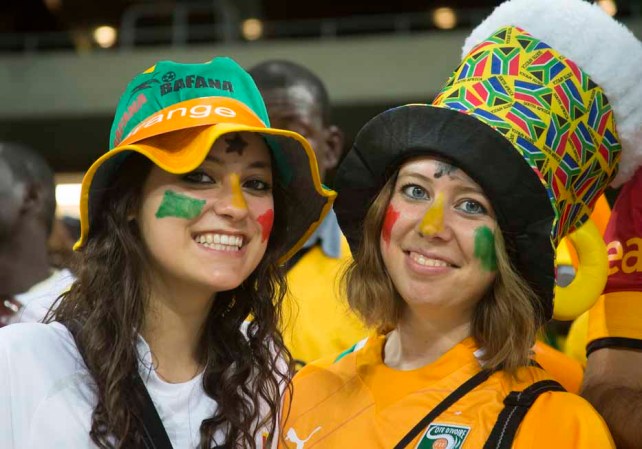 Burkina Faso es un país ubicado al oeste de Africa. Ellas están con su equipo.