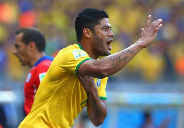 El árbitro británico Howard Webb anuló un gol al brasileño Hulk, por ayudarse del brazo para bajar el balón dentro del área, en el minuto 55.