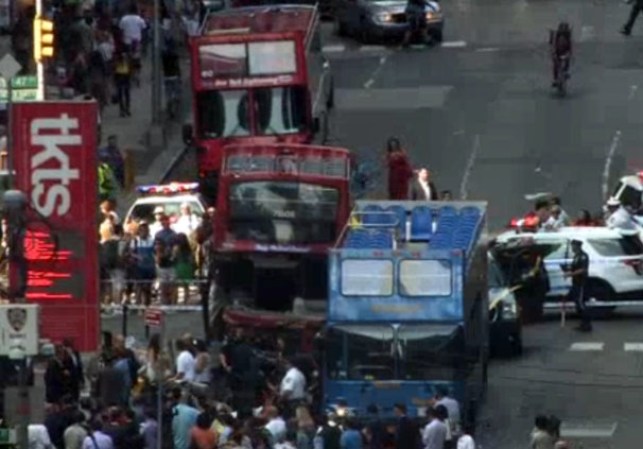 Dos autobuses de turismo chocaron en Times Square, dejando a varios heridos en la escena.