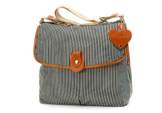 Aquí tienes una bolsa con un look libre y casual, a rayas y con las correas abiertas. Las grandes bolsas tienen sólo los compartimientos necesarios, incluyendo una cavidad insulada y escondida para la tetera. La encuentras en babymel.com a $75.