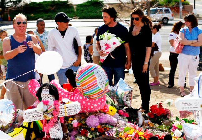 Ofrendas florales se erigen en las cercanías del cine de Aurora donde se perpetró la masacre.