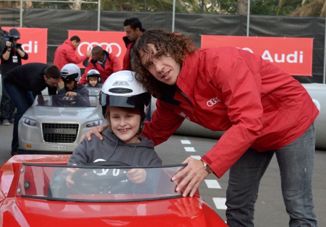 El futbolista español Carles Puyol recién debutó como papá de Manuela, quien nació el 25 de enero, y reafirmó la buena relación que el defensa mantiene con los niños, como se aprecia en la imagen.