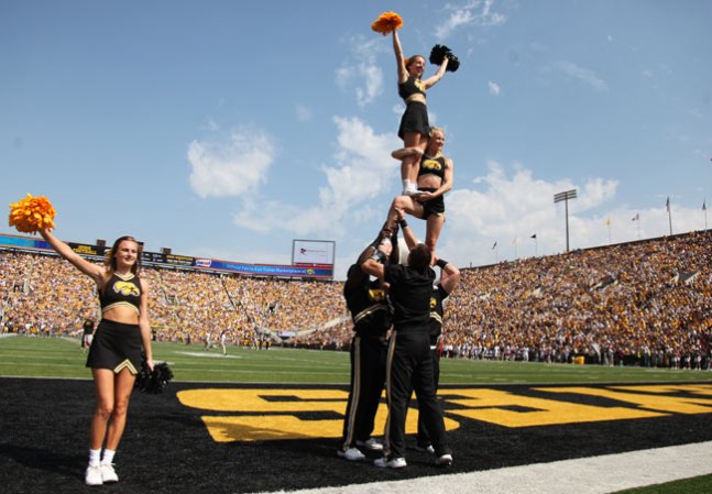Las porristas de la NFL y del "football" universitario asombran con su belleza y su energía.