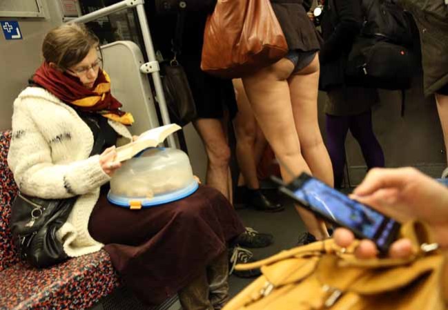 Ciudades del mundo celebran la quinta edición del día sin pantalones en el metro.