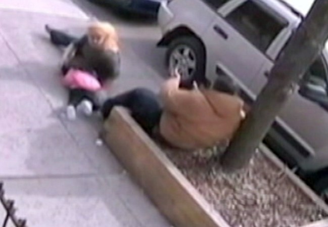 El video muestra al sujeto arrastrando a su esposa por los pelos para luego arremeterla a golpes en una calle de Astoria.