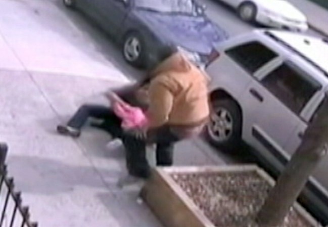 Un hombre queda bajo arresto tras llevar a cabo un brutal ataque doméstico en una calle de Nueva York y a plena luz del día.