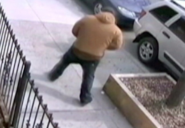 Un hombre queda bajo arresto tras llevar a cabo un brutal ataque doméstico en una calle de Nueva York y a plena luz del día.