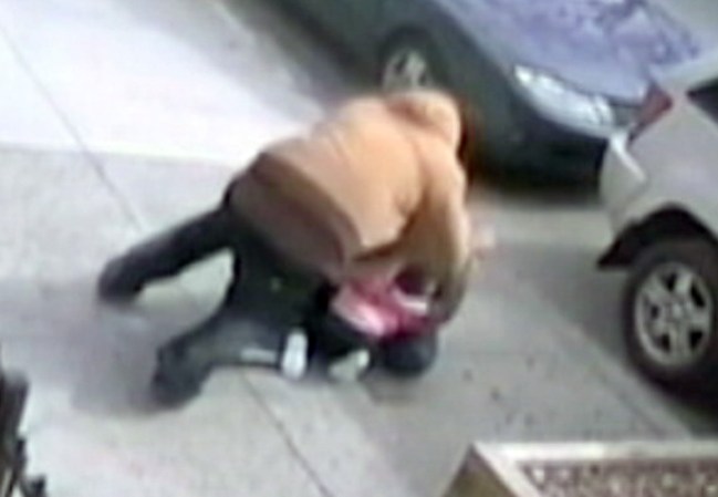 Un hombre queda bajo arresto tras llevar a cabo un brutal ataque doméstico en una calle de Nueva York y a plena luz del día.
