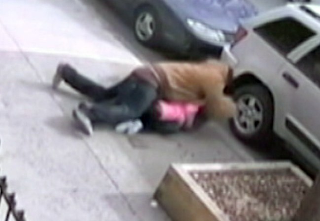 Un hombre queda bajo arresto tras llevar a cabo un brutal ataque doméstico en una calle de Nueva York y a plena luz del día.