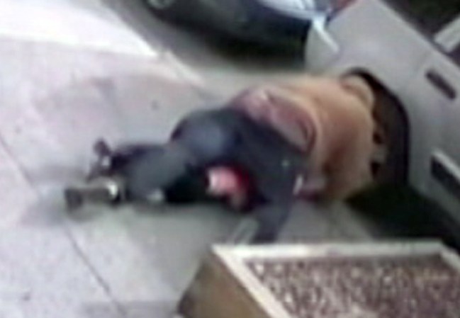 Un hombre queda bajo arresto tras llevar a cabo un brutal ataque doméstico en una calle de Nueva York y a plena luz del día.