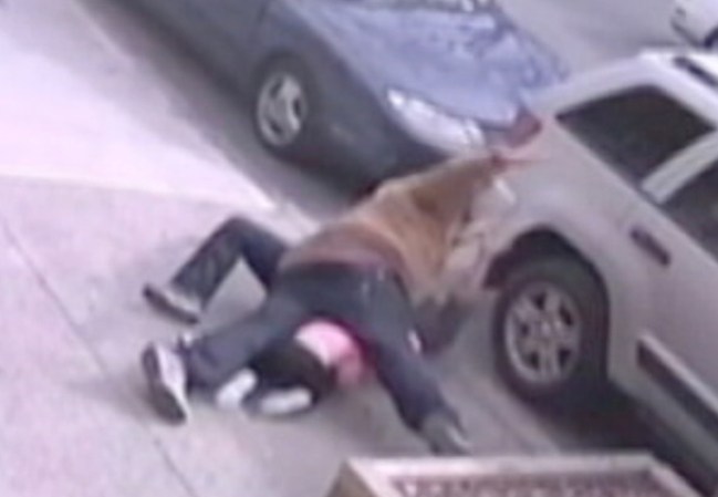 El video muestra como a plena luz del día el individuo se sube encima de su esposa, y con la bebé atrapada en medio de ambos, le aplica varios puñetazos.
