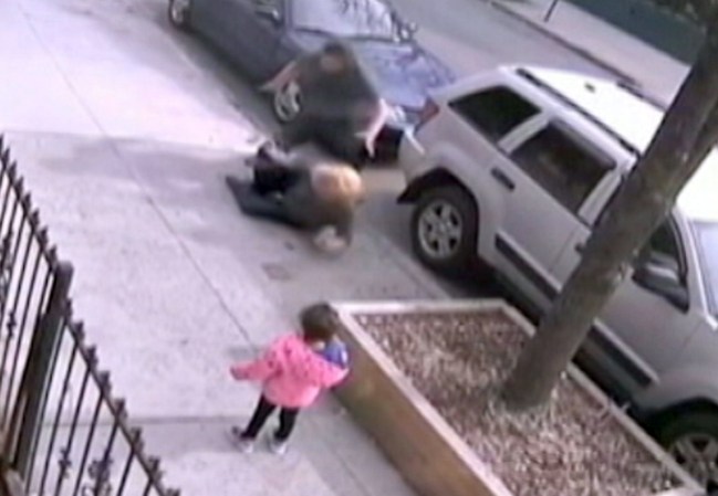 Un hombre queda bajo arresto tras llevar a cabo un brutal ataque doméstico en una calle de Nueva York y a plena luz del día.