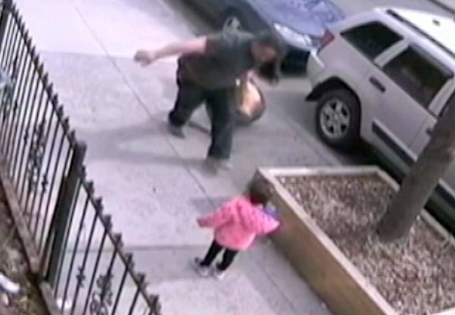 Un hombre queda bajo arresto tras llevar a cabo un brutal ataque doméstico en una calle de Nueva York y a plena luz del día.