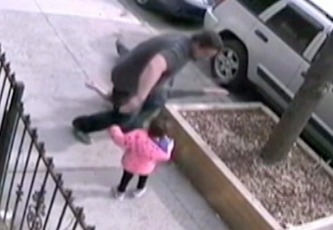 Un hombre queda bajo arresto tras llevar a cabo un brutal ataque doméstico en una calle de Nueva York y a plena luz del día.