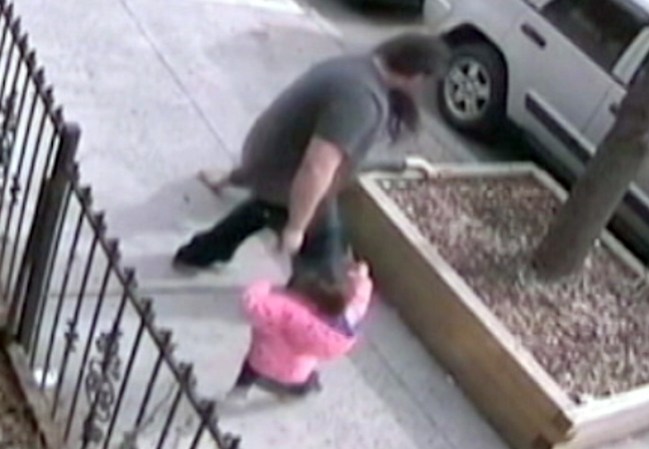 Un hombre queda bajo arresto tras llevar a cabo un brutal ataque doméstico en una calle de Nueva York y a plena luz del día.