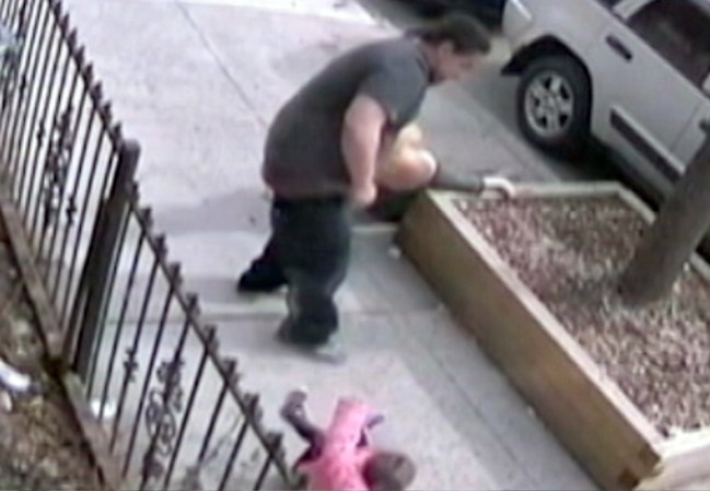 Un hombre queda bajo arresto tras llevar a cabo un brutal ataque doméstico en una calle de Nueva York y a plena luz del día.