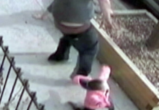 Un hombre queda bajo arresto tras llevar a cabo un brutal ataque doméstico en una calle de Nueva York y a plena luz del día.