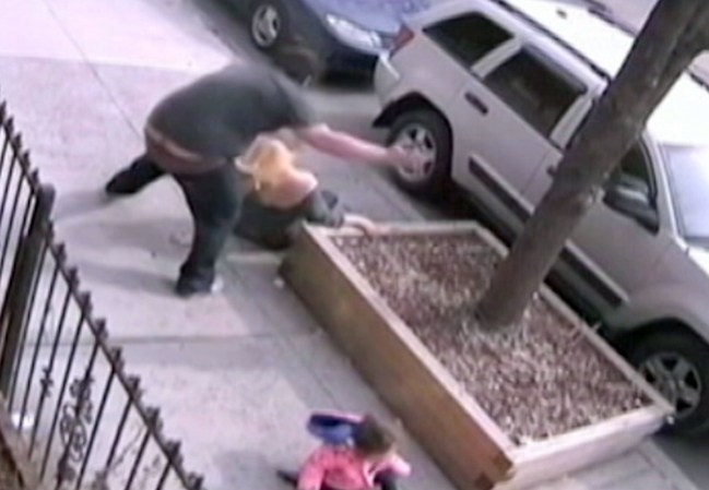Un hombre queda bajo arresto tras llevar a cabo un brutal ataque doméstico en una calle de Nueva York y a plena luz del día.