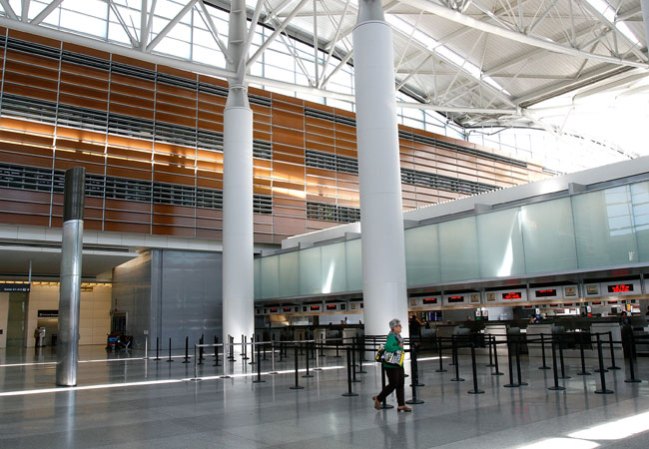 El Aeropuerto Internacional de San Francisco, vacío tras estrellarse el 777.