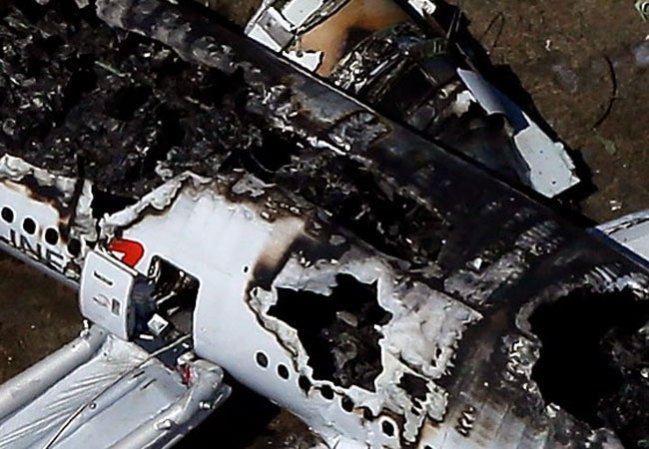 Detalle de la zona del avión que resultó severamente quemada.