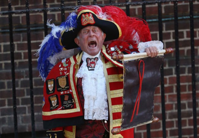 Londres ya tiene principito, y así lo ha proclamado este hombre vestido de buhonero.