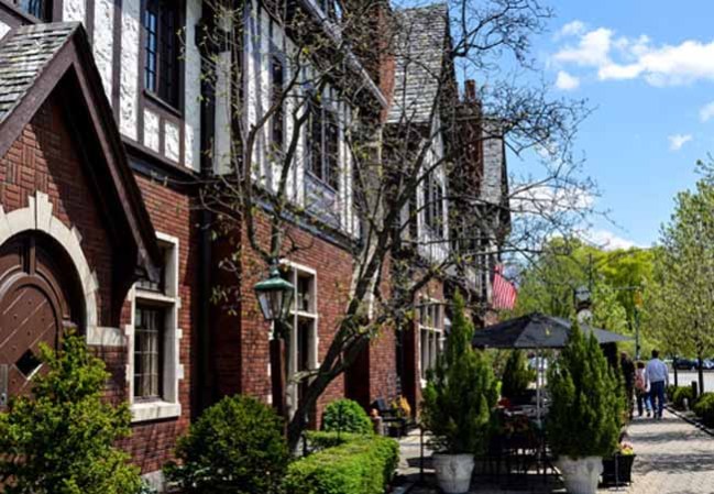 Village of Mariemont se encuentra en Mariemont, Ohio, y está bajo amenaza puesto que el gobierno quiere construir una carretera en este lugar.