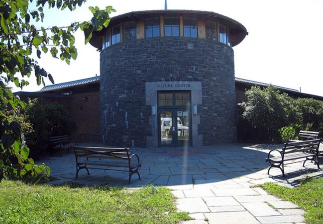 Marine Park: Está ubicado en la entrada de Jamaica Bay, en Brooklyn. El parque cuenta con varias áreas recreacionales y con el centro natural Salt Marsh Nature Center.