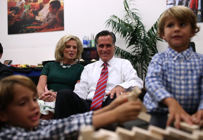 El candidato republicano Mitt Romney y su esposa Ann Romney miran a sus nietos jugar antes de que comience el debate.