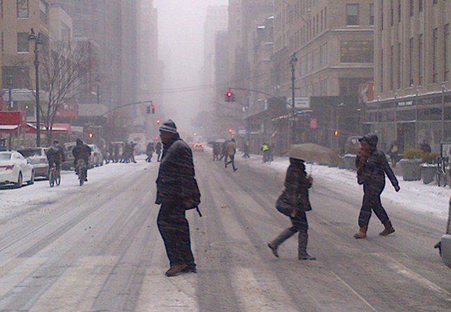 Una poderosa tormenta de nieve azota al área tri estatal de Nueva York.